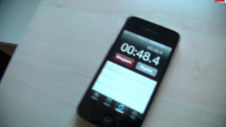 Чулки в сеточку на ногах блондинки свели парня с ума